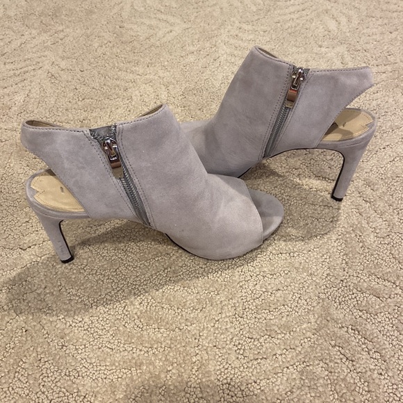 Via Spiga Gray Suede Peep Toe Heels 5M - Picture 5 of 12